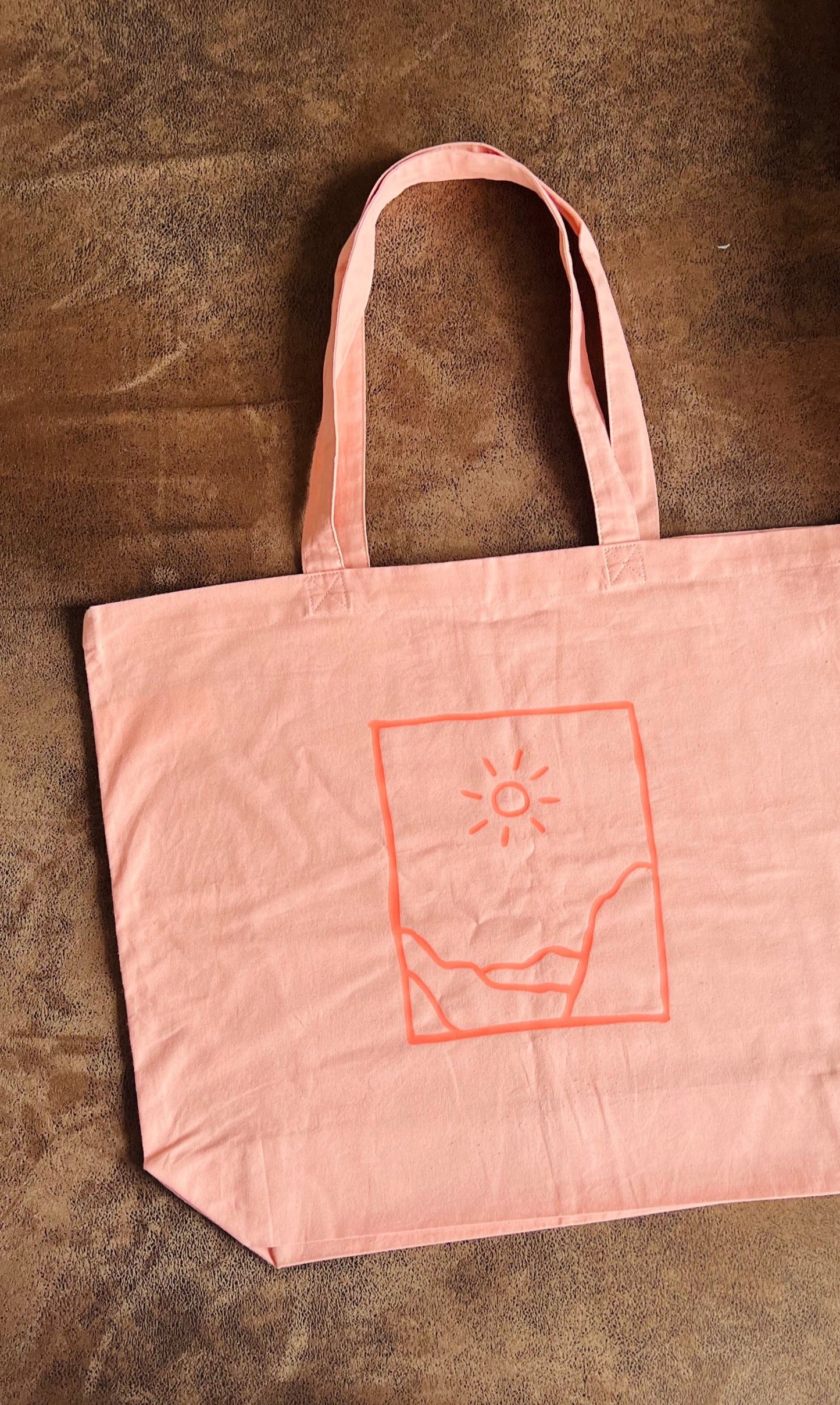 Sunny vibes Tasche: Landschaft in rosé